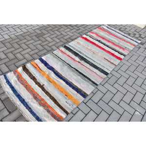 Alfombra Kilim Vintage de 3.37x9 pies, azul, blanca, con motivos de plantas y árboles, alfombra turca de lana. - Product Image 2