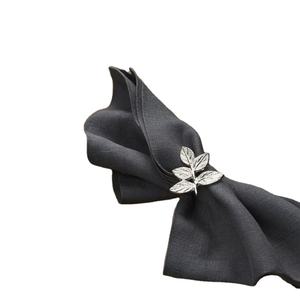 เครื่องเงินผ้าเช็ดปากแหวนใบออกแบบตารางตกแต่งผู้ถือผ้าเช็ดปากผู้ถือทิชชู่ในราคาขายส่งอุปกรณ์โรงแรม - Product Image 1