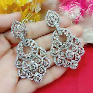 ต่างหูแฟชั่นอินเดียคุณภาพพรีเมียม ชุบเงินอัลลอยด์ประดับเพทาย สำหรับงานแต่งงาน งานหมั้น งานครบรอบ งานปาร์ตี้ และงานเจ้าสาว - Product Image 3