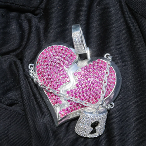 Colgante de diamante de moissanita Chapado en plata de ley 925 en forma de corazón roto estilo Hip Hop helado dijes de joyería de acero inoxidable - Product Image 3