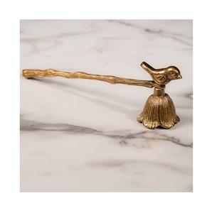 Extincteur à bougie en métal classique, parfait pour gérer les flammes des bougies en douceur tout en apportant une élégance intemporelle aux présentations à domicile - Product Image 4