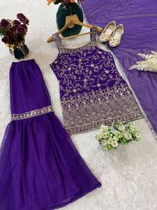 Costume de créateur lourd avec broderie, haut en georgette avec broderie de sequins et de fils, sans manches et sharara avec dupatta lourd - Product Image 3