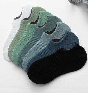 Vente en gros 100% coton Chaussettes d'été personnalisées à la mode colorées et respirantes Chaussettes décontractées pour hommes antidérapantes Couleur unie - Product Image 1