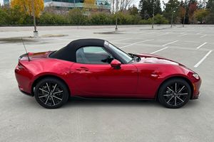 Mazda MX-5 Miata Grand Touring 2024 Usado, Transmisión Manual de 6 Velocidades, Acabado Rojo Cristal Metálico Soul Red, Paquete de Apariencia - Product Image 3