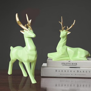 Estatua de Reno verde elegante, llamativa Decoración de mesa, perfecta para la configuración de Navidad, exhibición de eventos, decoración del hogar o presentación de regalo - Product Image 4