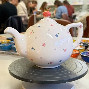 Tetera con Diseño Floral Morado, Boquilla de Vertido Precisa y Suave, Asa de Agarre Cómodo, Diseño que Conserva el Calor, Ideal para la Hora del Té - Product Image 5