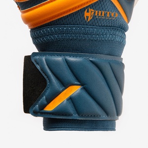 Guante de Látex Alemán de Primera Calidad con Impresión Serigráfica en la Palma Delantera, Silicona en el Dorso, Corte Híbrido, Correa Integrada y T-Tab de Goma - Product Image 5