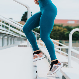 Calcetines personalizados de alta calidad con logotipo de marca Ropa de equipo Calcetines deportivos Calcetines de agarre de fútbol de lana orgánica OEM - Product Image 6