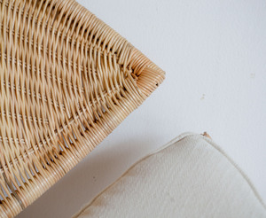 Chaise longue minimaliste moderne en rotin avec cadre en métal blanc, en osier, fabriquée à la main, pour la vie en plein air, pour les hôtels scandinaves - Product Image 4