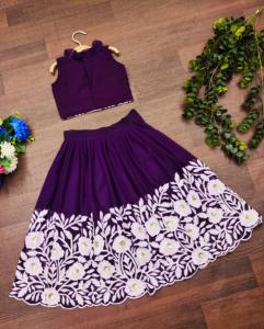 ชุดแฟชั่นโชริยัมสำหรับสาวๆ สไตล์เอธนิคสีม่วง ประดับลายดอกไม้ด้วยงานปักด้าย ชุดเลเฮนกาแบบยาวถึงพื้นและเสื้อครอปท็อปชอลี เหมาะสำหรับงานปาร์ตี้และงานเฉลิมฉลอง - Product Image 3