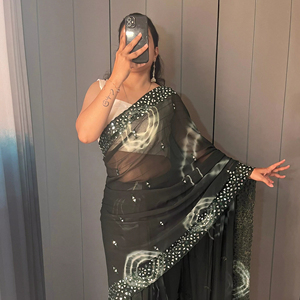 Sari en mousseline de soie sibori pour femmes, vêtement de fête de créateur, avec bordure brodée et vrais miroirs, en stock, fabriqué en Inde - Product Image 1