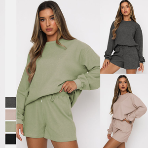 100% Polyester hiver solide ample grande taille décontracté col rond sweats et shorts deux pièces ensemble pour les femmes - Product Image 2