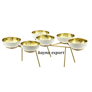 Mini bol moderne en métal avec finition dorée et noire Plateau de service poli avec support pour les collations lors des fêtes - Product Image 6