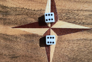 Dés en os polis de haute qualité, fabriqués à la main, taille personnalisée, forme carrée, numéros gravés, jeu de société de table - Product Image 3
