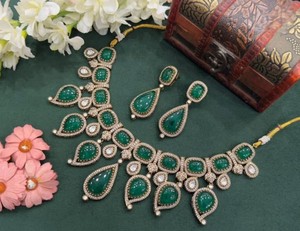 Conjunto de collar de Polki de diseñador de Latón chapado en oro mate con pendientes, joyería de compromiso nupcial para bodas y celebraciones de fiestas - Product Image 1