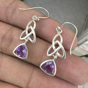 Boucles d'oreilles pendantes en argent 925 avec pierre précieuse en améthyste naturelle taille trillion en gros pour femmes - Product Image 2