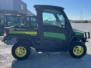 Véhicule utilitaire 4x4 vert à transmission automatique, phares LED, garde au sol de 11 pouces, 4 places, tout-terrain, John Deere RTVs - Product Image 5