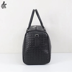 Sac de voyage en cuir PU tressé noir de grande taille avec logo personnalisé 2023, sac de voyage pour homme imperméable pour le week-end - Product Image 5