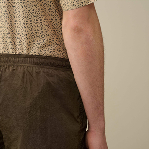 กางเกงขาสั้นคาร์โก้ผู้ชาย ผ้าโพลีเอสเตอร์สีเขียวมะกอกเข้ม ระบายอากาศ แห้งเร็ว เอวยางยืด มีกระเป๋าข้าง เหมาะสำหรับฤดูร้อน เป็นมิตรต่อสิ่งแวดล้อม - Product Image 3