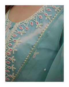 ชุดสูทผ้าไหมสีฟ้า leheriya ตกแต่งด้วยกางเกงเข้าคู่ปักมือมุกและผ้าไหมแก้วมุกใส่ทำงาน - Product Image 5