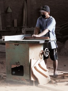 Vente en gros de chaise de salle à manger minimaliste en bois de teck avec dossier en rotin et siège en tissu pour la maison ou le restaurant - Product Image 6