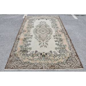 พรมขนแกะสีน้ำตาลสีเบจคลาสสิกขนาด5.4x8.9ฟุตงานประดิษฐ์สไตล์ตุรกีสี่เหลี่ยมพร้อมแผ่นยางรองหลังสำหรับห้องนั่งเล่นหรือห้องนอน - Product Image 1