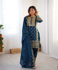 Ensemble Kurta Mustard en Soie Georgette Brodé de Sequins Fantaisie, Haut, Bas et Dupatta, Tenue de Soirée, Prix de Gros, Vêtement Ethnique - Product Image 6