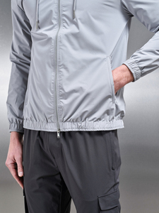 Veste coupe-vent pour homme fabriquée sur mesure en usine, avec tissu tissé 88% polyamide 12% élasthanne, coupe ajustée - Product Image 4