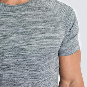 เสื้อยืดกีฬาผู้ชายขายดี เสื้อยืดออกกำลังกาย ฟิตเนส น้ำหนักเบา แขนสั้น ผ้าโพลีเอสเตอร์ ออกแบบได้ตามต้องการ แห้งเร็ว สีพื้น - Product Image 6