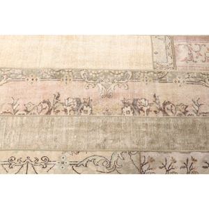 Alfombra pequeña vintage de patchwork de 3.8x6.9 pies (115x210 cm), geométrica turca beige con elementos florales. - Product Image 5