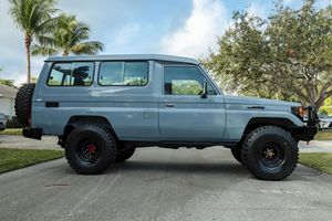 LANDCRUISERS 70 SERIE 4X4 DE 1999 DE ALTA CALIDAD, TRANSMISIÓN MANUAL DE 5 VELOCIDADES - Product Image 3