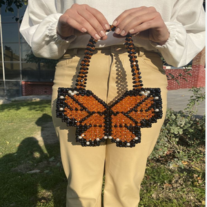 กระเป๋าลูกปัดรูปผีเสื้อที่มีเอกลักษณ์สีส้มสีดำและสีขาวประดับมุกสายคล้องไหล่ยาว - Product Image 1