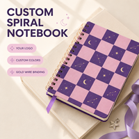 Carnet LABON personnalisé motif échiquier céleste violet rose, couverture rigide, spirale métallique dorée, pages lune croissante et étoile à huit branches, ruban