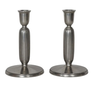 Portavelas de esfera apilada moderna con soporte escultórico de metal pulido y base cuadrada para decoración festiva y del hogar - Product Image 2