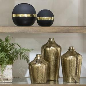 Vase en métal de qualité supérieure avec un design antique intemporel pour la maison, finition dorée polie, disponible chez Rana Overseas Inc. - Product Image 3