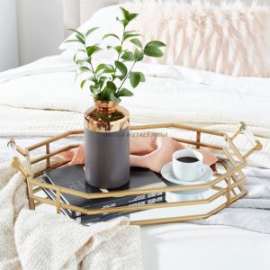 Plateau de service rectangulaire en or élégant avec design complexe et finition lisse, idéal pour une décoration intérieure élégante et divertissante - Product Image 5