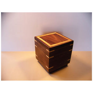 Urna Funeraria Geométrica de Nogal PWU 146 de Premium Prisma Designs con Incrustaciones de Arce, Caja Conmemorativa Moderna de Madera Maciza Facetada - Product Image 3