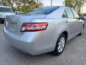 Camry LE 2011 d'occasion, conduite à gauche, turbo, transmission intégrale, sièges en tissu, pneus R17, intérieur clair - Product Image 2