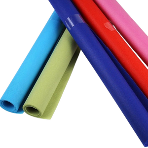 Rollo colorido de tela no tejida PP Spunbond Ancho personalizado y fabricante GSM Vietnam para bolsas de compras estampadas - Product Image 1