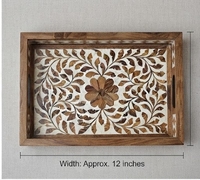 Plateau décoratif rectangulaire en bois de style bohème pour mariage, motif floral incrusté d'os, design traditionnel avec poignée pour présentation sur table