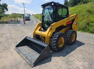 Livraison gratuite Chargeuse sur pneus CATERPILLAR 236D3 avec cabine EROPS, chauffage et climatisation. Accouplement rapide. Chargeur sur pneus auxiliaire hydraulique - Product Image 2