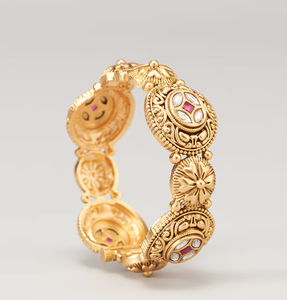 Superbe ensemble de bracelets en laiton antique avec des accents de pierre blanche. Parfait pour un look festif, disponible au prix de gros - Product Image 4