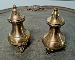 Juego compacto de sal y pimienta de latón hecho a mano con superficie pulida y tapas seguras, perfecto para opciones de condimentos elegantes - Product Image 3