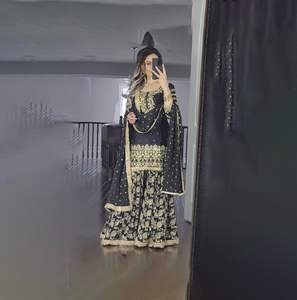 Ensemble indien à paillettes brodées Sharara Gharara Kurti Designer pakistanais vêtements ethniques 3 pièces en tissu Georgette cousu - Product Image 2