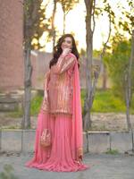 Ensemble Kurti Salwar Dupatta pour femme, rose pêche, brodé, en Georgette Fox épaisse, longueur ras du sol, tenue de soirée, costume ethnique festif