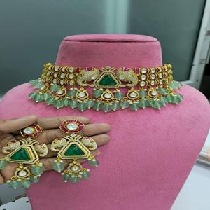 Collar choker tradicional indio Polki de calidad premium con hermosos pendientes, perfecto para bodas y fiestas. - Product Image 1