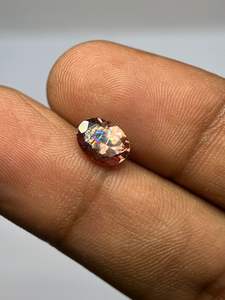 พลอยเพทายสีชมพูธรรมชาติทรงรีเหลี่ยมเพชรพลอย  มีเอฟเฟกต์สีรุ้ง  นำเข้าจากแทนซาเนีย สำหรับทำเครื่องประดับ - Product Image 5