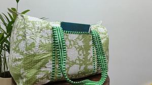 Sac de sport en coton matelassé imprimé en blocs durable de luxe fait à la main Pastel vert blanc imprimé floral empreinte de main Yoga épaule Gym - Product Image 3