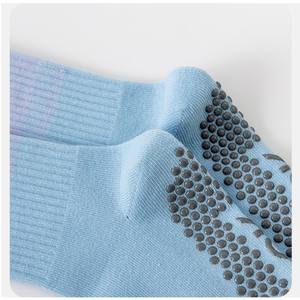 ODM personnalisable dégradé antidérapant côtelé équipage chaussettes de sport Pilates Yoga chaussettes en gros commande en gros - Product Image 3