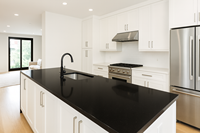 Dalle de granit moderne polie noir absolu pour plans de travail, salles à manger et intérieurs de villas